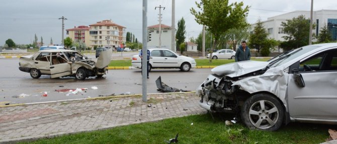 Aksaray’da otomobiller çarpıştı: 2 ağır yaralı