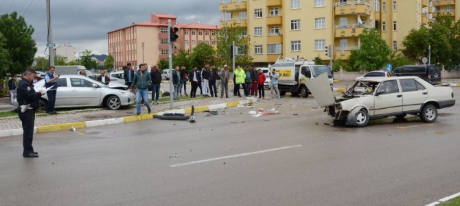 Aksaray’da otomobiller çarpıştı: 2 ağır yaralı