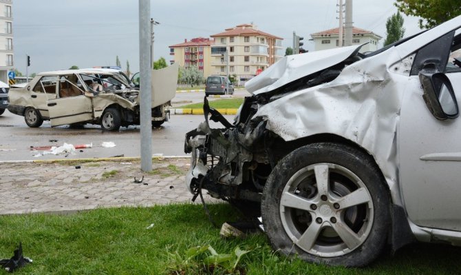 Aksaray’da otomobiller çarpıştı: 2 ağır yaralı