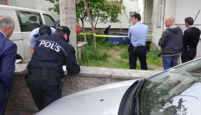 Oturduğu apartmanın bahçesinde ölü bulundu