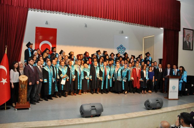 NEÜ ilk mezunlarını törenle uğurladı