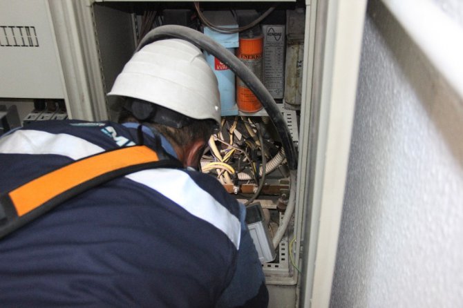Elektrik panosuna sıkışan güvercin kurtarıldı