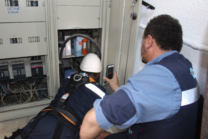 Elektrik panosuna sıkışan güvercin kurtarıldı
