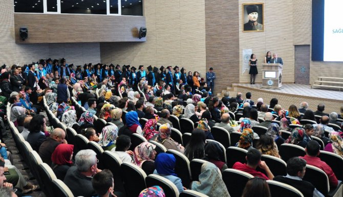 NEÜ Sağlık Bilimleri Fakültesi ilk mezunlarını törenle uğurladı