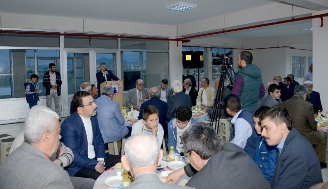 Başkan Akyürek, KİMSEV ve Meram Muhtarlar Derneği iftarına katıldı