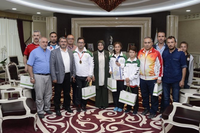 Başkan Toru başarılı sporcuları ağırladı