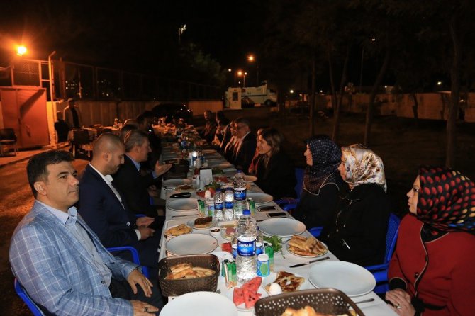 Vali Pekmez, polislerle sahur yaptı