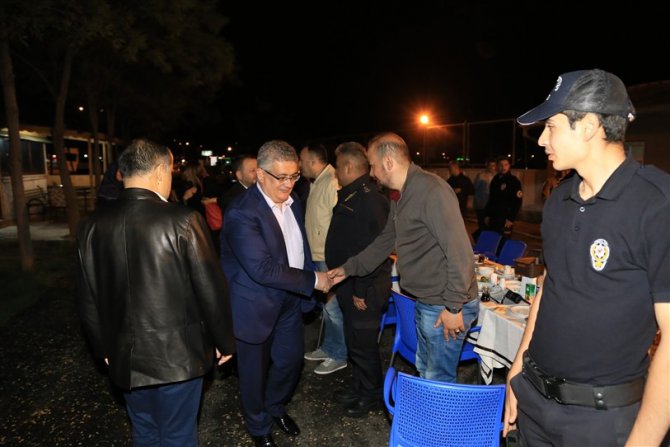 Vali Pekmez, polislerle sahur yaptı