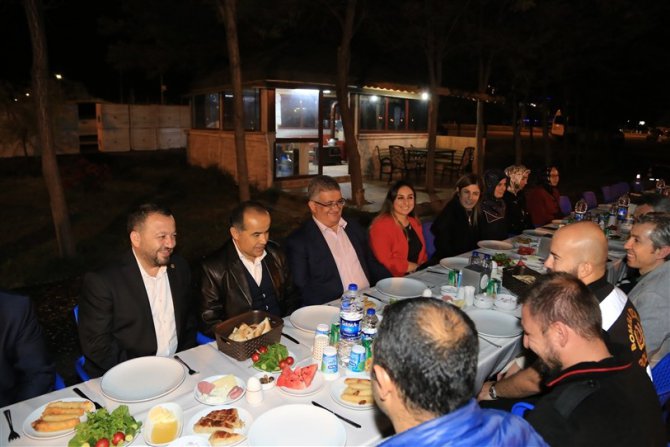 Vali Pekmez, polislerle sahur yaptı