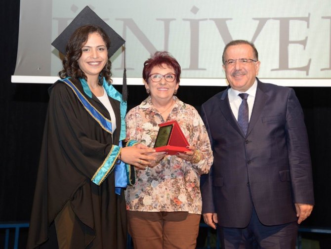 Selçuk’ta ödüllü sanatçıların mezuniyet sevinci
