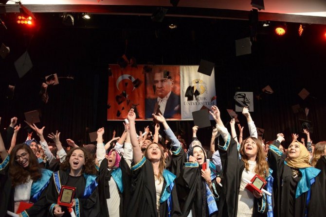 Selçuk’ta ödüllü sanatçıların mezuniyet sevinci