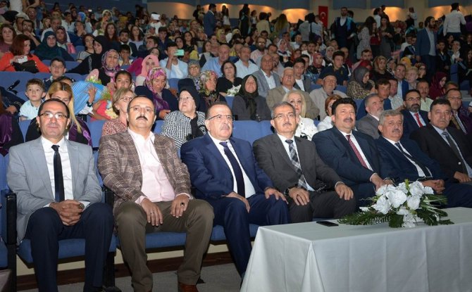 Selçuk’ta ödüllü sanatçıların mezuniyet sevinci
