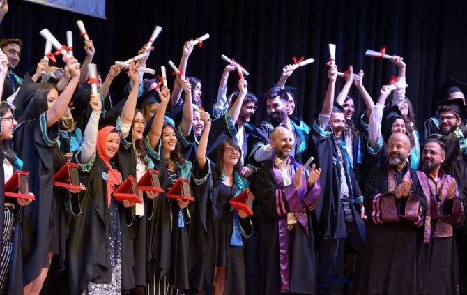 Selçuk’ta ödüllü sanatçıların mezuniyet sevinci