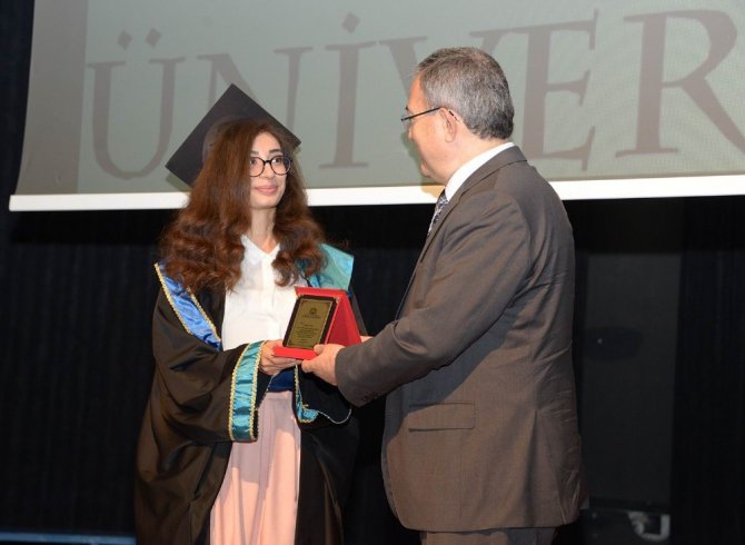 Selçuk’ta ödüllü sanatçıların mezuniyet sevinci