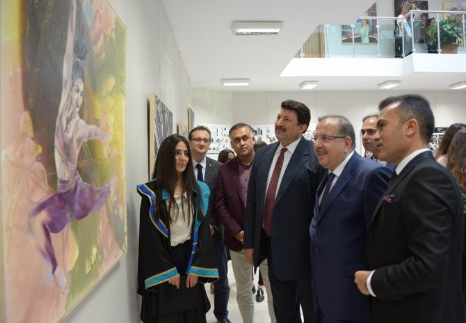 Selçuk’ta ödüllü sanatçıların mezuniyet sevinci