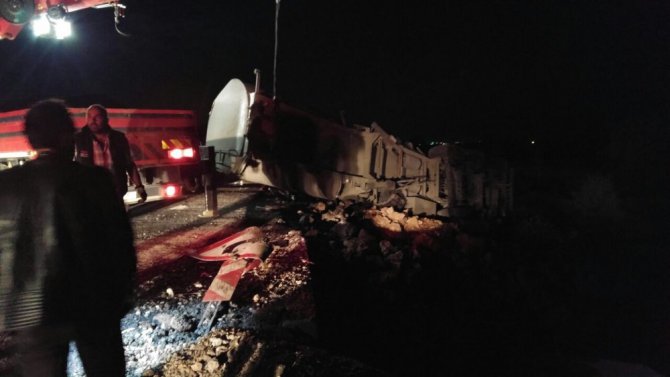 Konya’da zift yüklü tır devrildi: 1 ölü