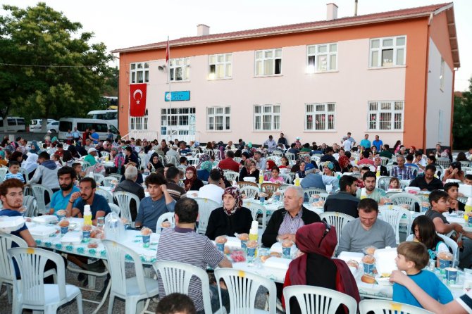 Aksaray Belediyesi’nin mahalle iftarları ilgi görüyor