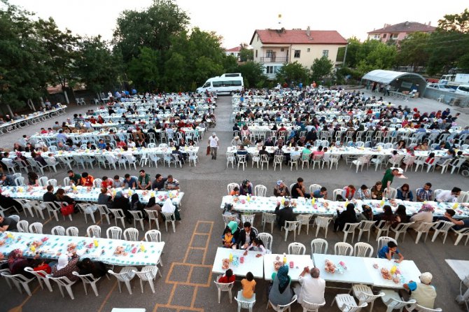 Aksaray Belediyesi’nin mahalle iftarları ilgi görüyor