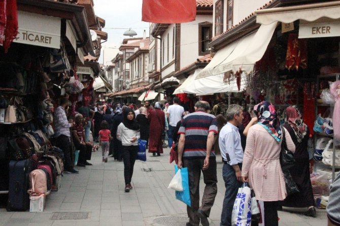 Tarihi Bedesten Çarşısında bayram hareketliliği