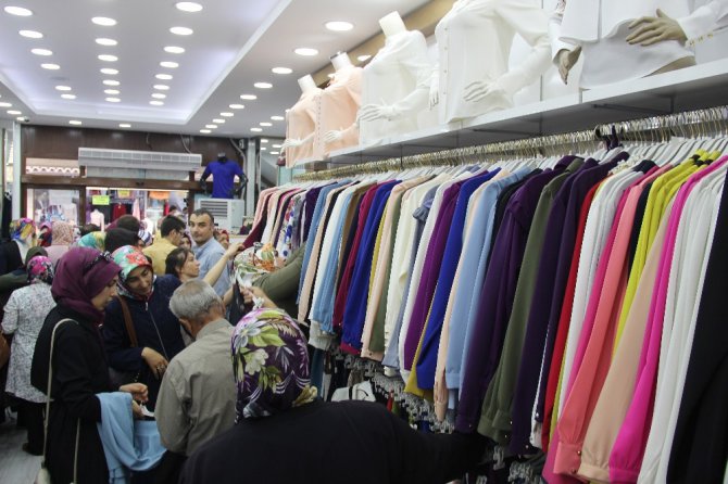 Tarihi Bedesten Çarşısında bayram hareketliliği