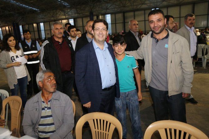 Aksaray Belediyesinin toplu iftarları sürüyor