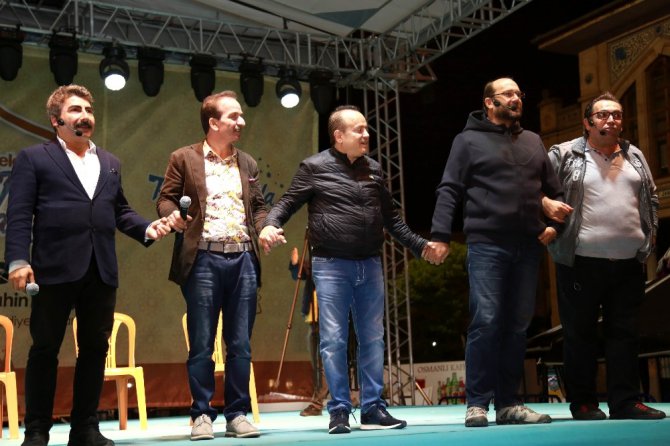 Seksenler dizisi oyuncuları Ramazan Sokağına konuk oldu