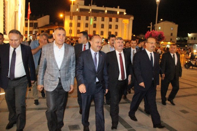 Kadir Gecesi’nde onbinler Mevlana Meydanı’nda bir araya geldi