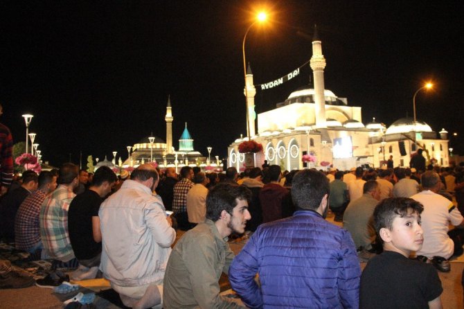 Kadir Gecesi’nde onbinler Mevlana Meydanı’nda bir araya geldi