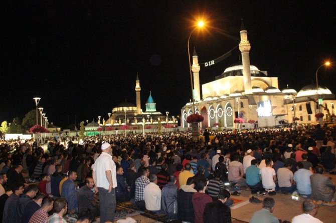 Kadir Gecesi’nde onbinler Mevlana Meydanı’nda bir araya geldi