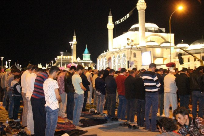 Kadir Gecesi’nde onbinler Mevlana Meydanı’nda bir araya geldi