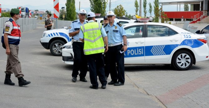 Aksaray’da uzun namlulu silahlarla bayram trafiği denetimi