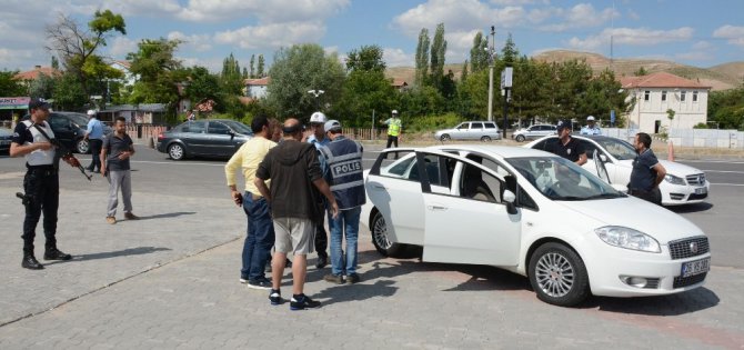Aksaray’da uzun namlulu silahlarla bayram trafiği denetimi
