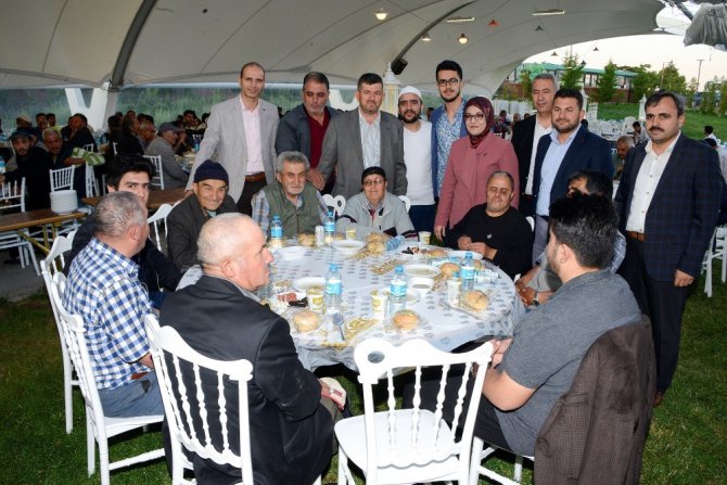 Başkan Toru gönül dostlarıyla iftar açtı