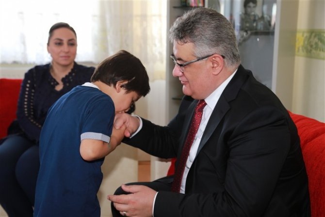 Vali Pekmez’den şehit ailelerine bayram ziyareti