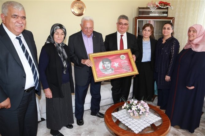 Vali Pekmez’den şehit ailelerine bayram ziyareti