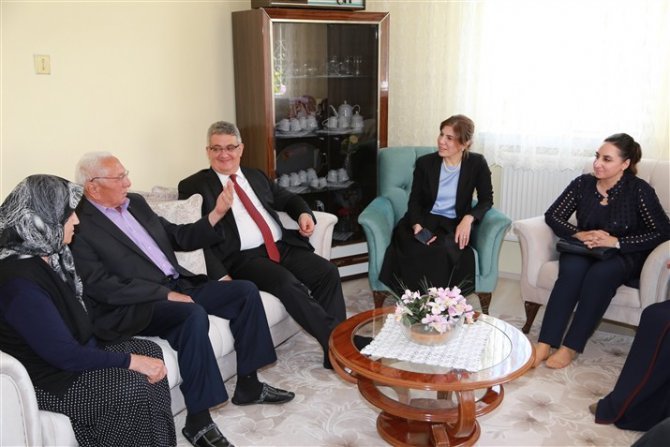 Vali Pekmez’den şehit ailelerine bayram ziyareti