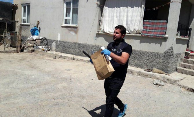Balkonda oturan kadın, duvarda asılı tüfek düşünce boynundan vuruldu