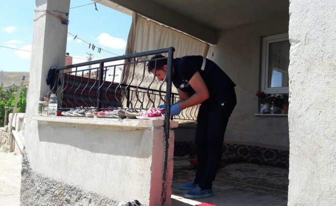 Balkonda oturan kadın, duvarda asılı tüfek düşünce boynundan vuruldu