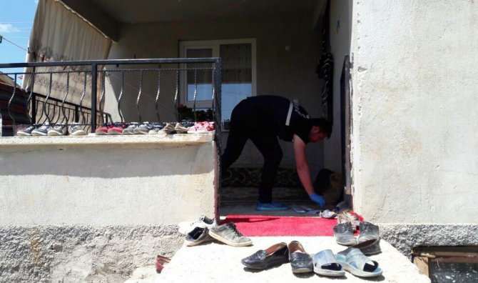 Balkonda oturan kadın, duvarda asılı tüfek düşünce boynundan vuruldu