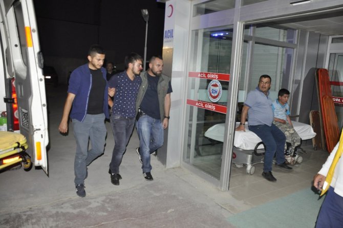 Boynuna saplanan bıçakla hastaneye kaldırıldı