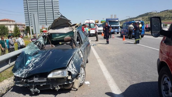 Otomobil bariyerlere çarptı: 1 ölü, 2 yaralı