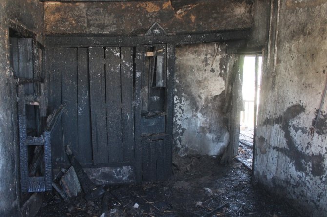 Fuhuş yapılan evi ateşe verdiler