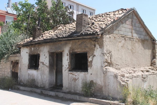 Fuhuş yapılan evi ateşe verdiler