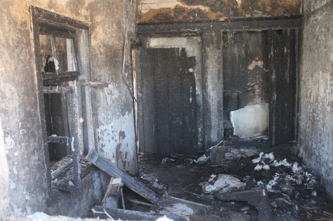 Fuhuş yapılan evi ateşe verdiler