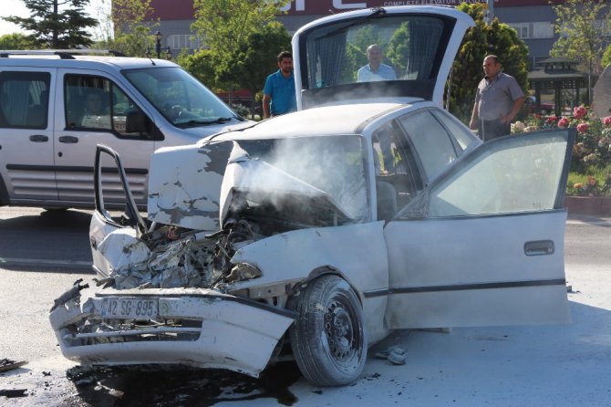 Otobüse çarpıp aracından yola fırlayan sürücü hayatını kaybetti
