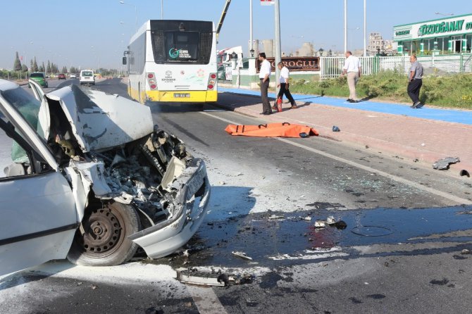 Otobüse çarpıp aracından yola fırlayan sürücü hayatını kaybetti