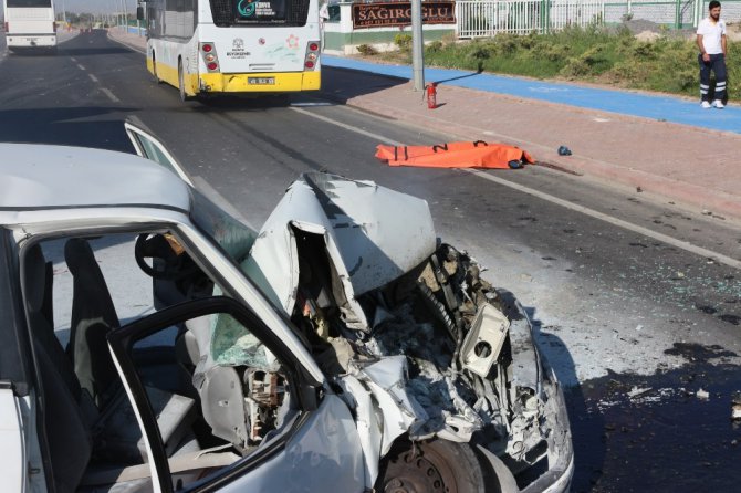 Otobüse çarpıp aracından yola fırlayan sürücü hayatını kaybetti