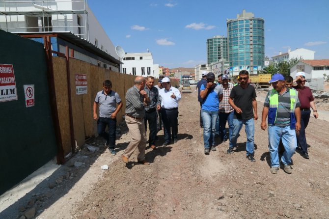 Başkan Yazgı, alt geçit yapılacak bölgedeki esnaflarla görüştü