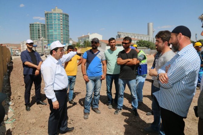 Başkan Yazgı, alt geçit yapılacak bölgedeki esnaflarla görüştü