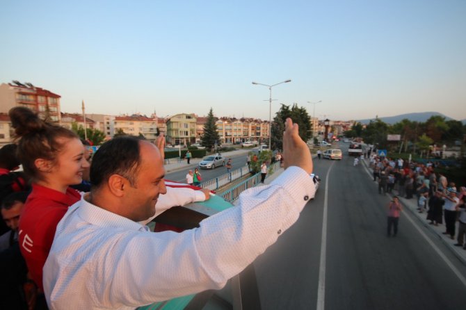 Dünya şampiyonu tekvandocu Ağrıs’a memleketinde coşkulu karşılama